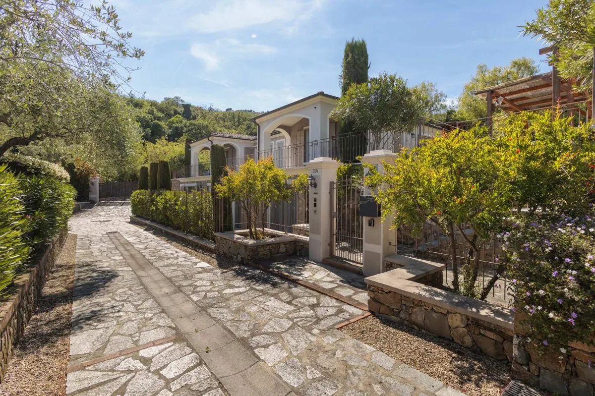 Villa Petra mit einem traumhaften Pool und einer weitläufigen, gepflegten Gartenanlage