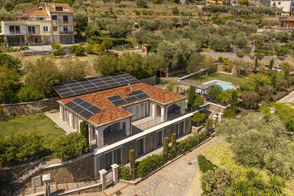 Villa Petra mit einem traumhaften Pool und einer weitläufigen, gepflegten Gartenanlage