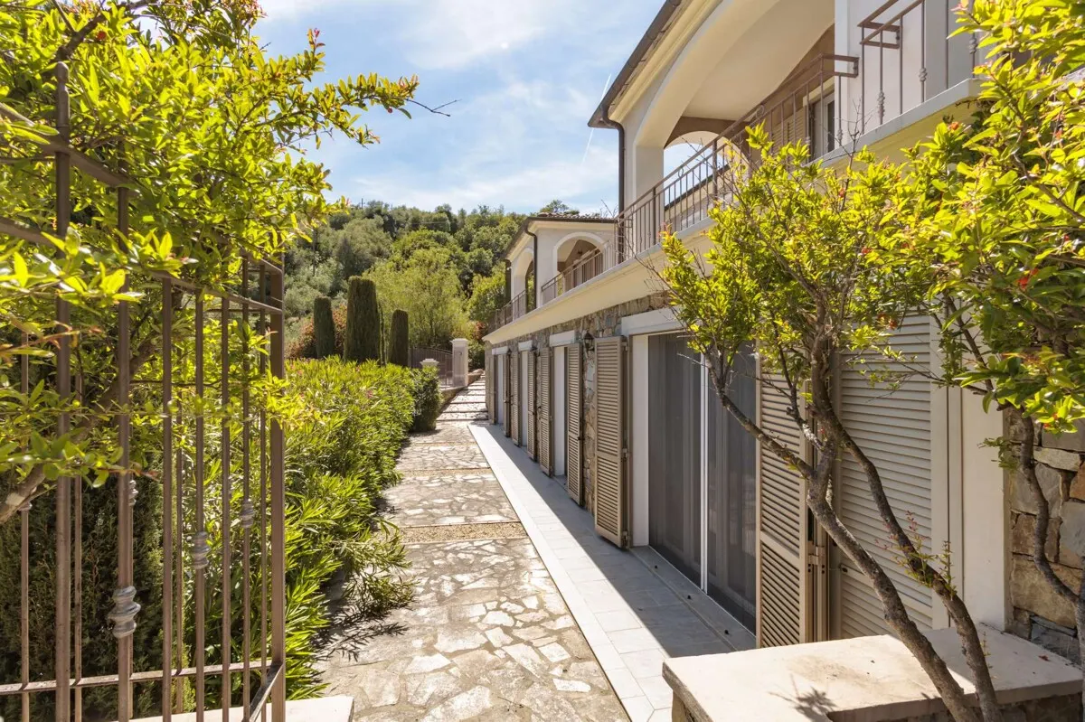 Villa Petra mit einem traumhaften Pool und einer weitläufigen, gepflegten Gartenanlage