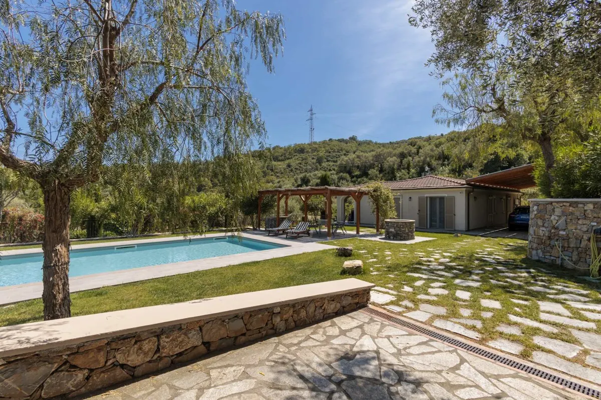 Villa Petra mit einem traumhaften Pool und einer weitläufigen, gepflegten Gartenanlage 3