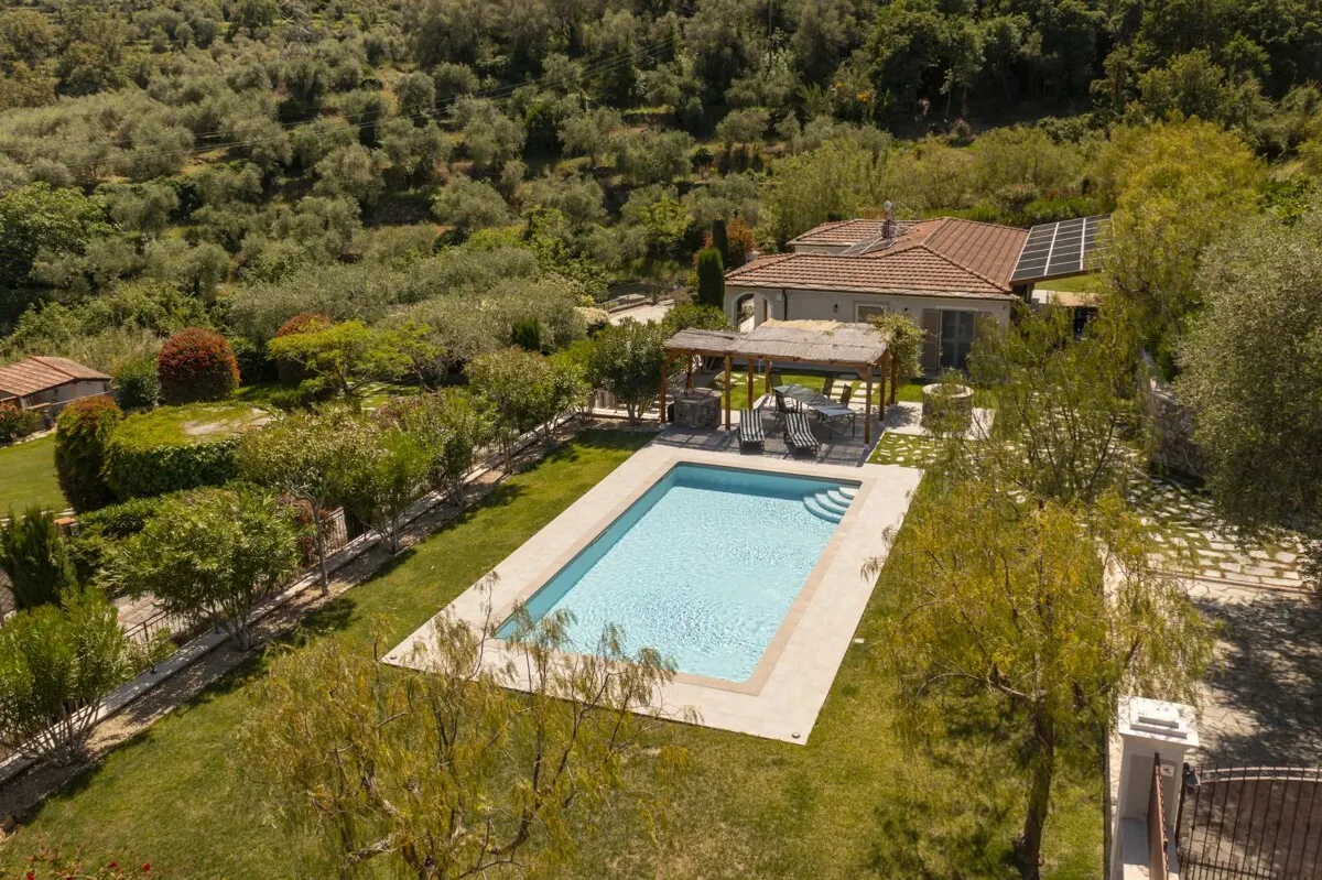 Villa Petra mit einem traumhaften Pool und einer weitläufigen, gepflegten Gartenanlage