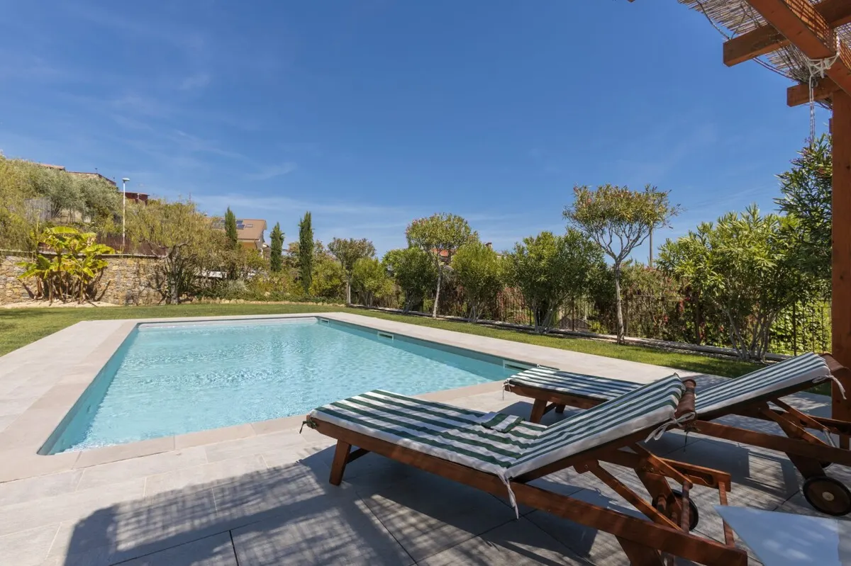 Villa Petra mit einem traumhaften Pool und einer weitläufigen, gepflegten Gartenanlage