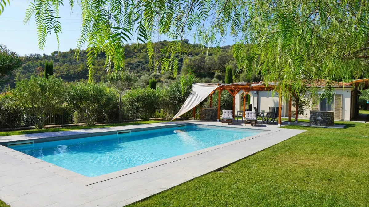 Villa Petra mit einem traumhaften Pool und einer weitläufigen, gepflegten Gartenanlage 3