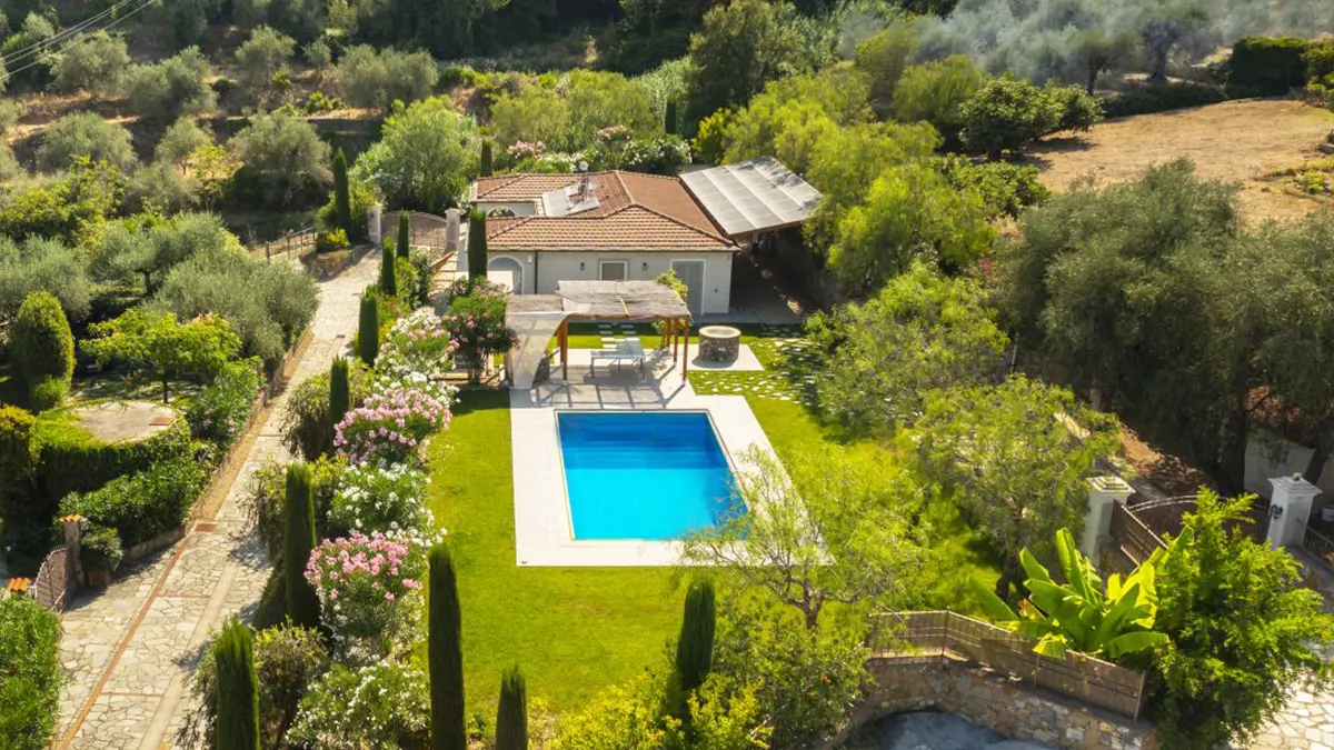 Villa Petra mit einem traumhaften Pool und einer weitläufigen, gepflegten Gartenanlage 1