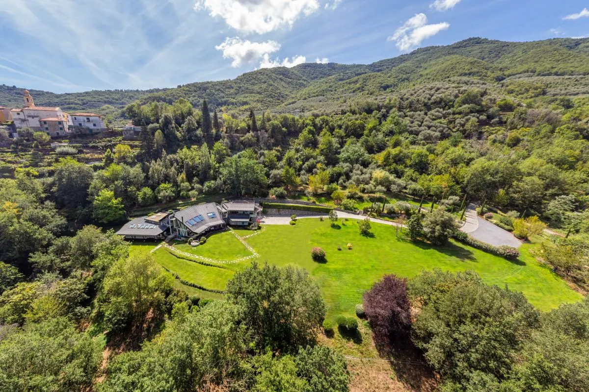 Exklusive Villa mit großem Privatpark in Borgomaro 2