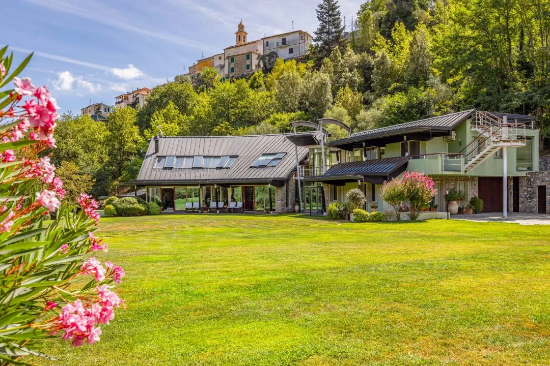 Exklusive Villa mit großem Privatpark in Borgomaro 1