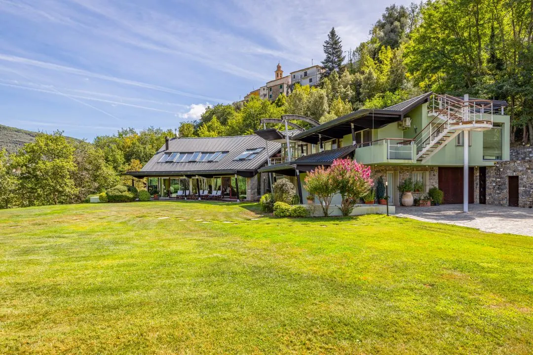 Exklusive Villa mit großem Privatpark in Borgomaro