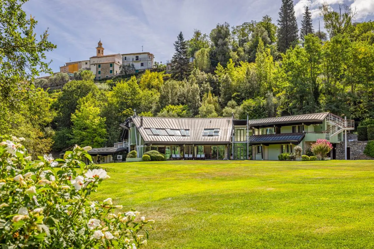 Exklusive Villa mit großem Privatpark in Borgomaro