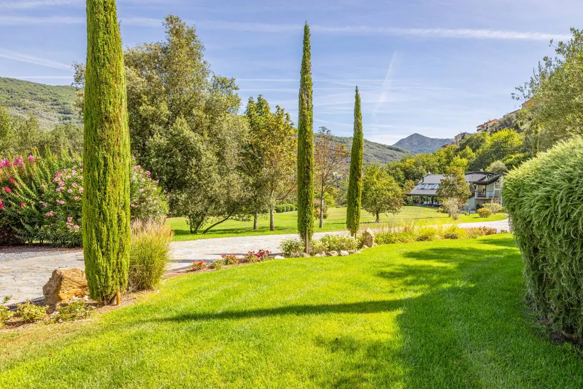 Exklusive Villa mit großem Privatpark in Borgomaro