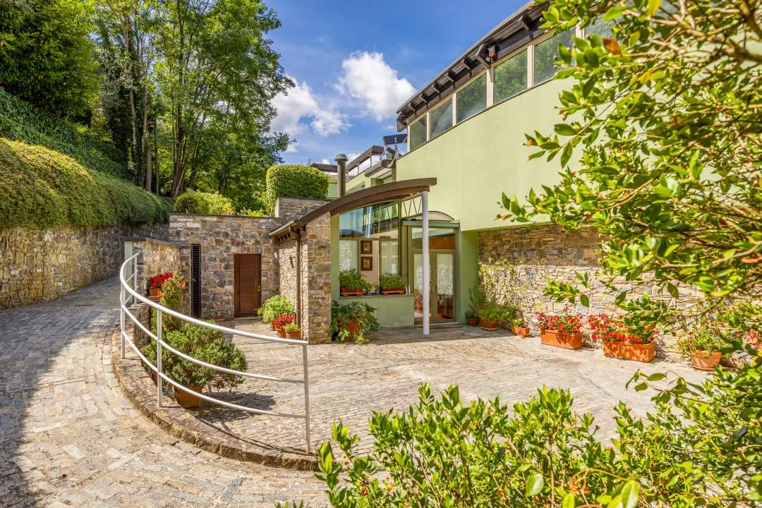 Exklusive Villa mit großem Privatpark in Borgomaro