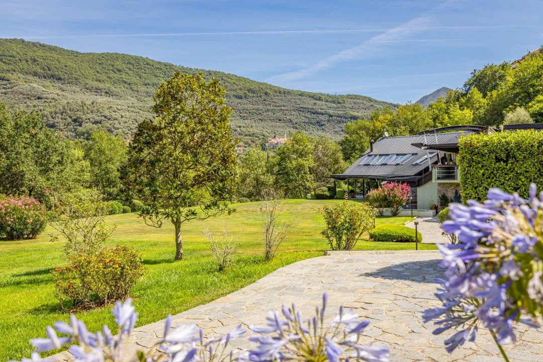 Exklusive Villa mit großem Privatpark in Borgomaro