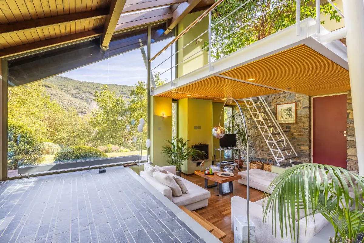Exklusive Villa mit großem Privatpark in Borgomaro