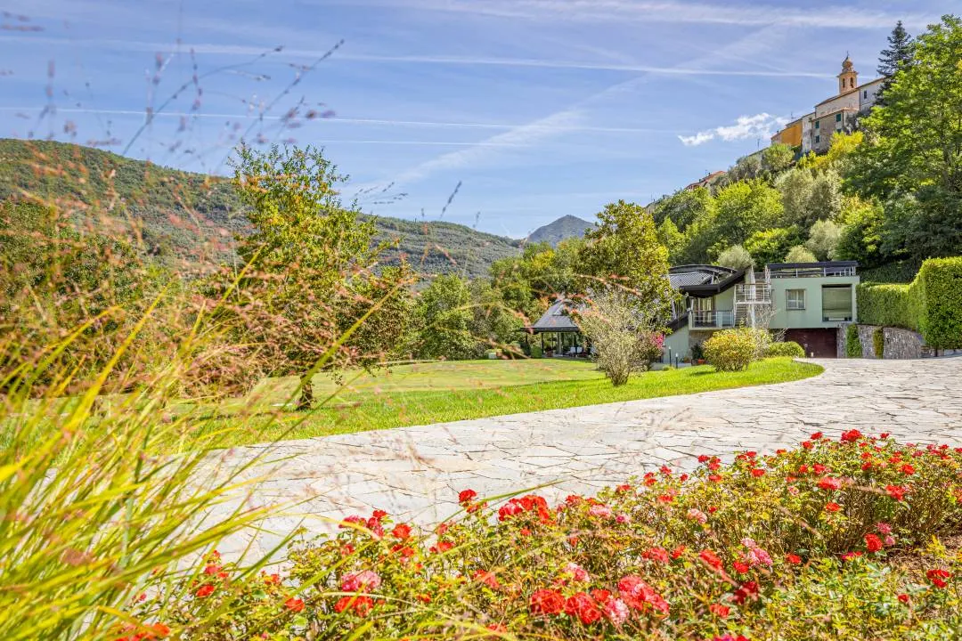 Exklusive Villa mit großem Privatpark in Borgomaro