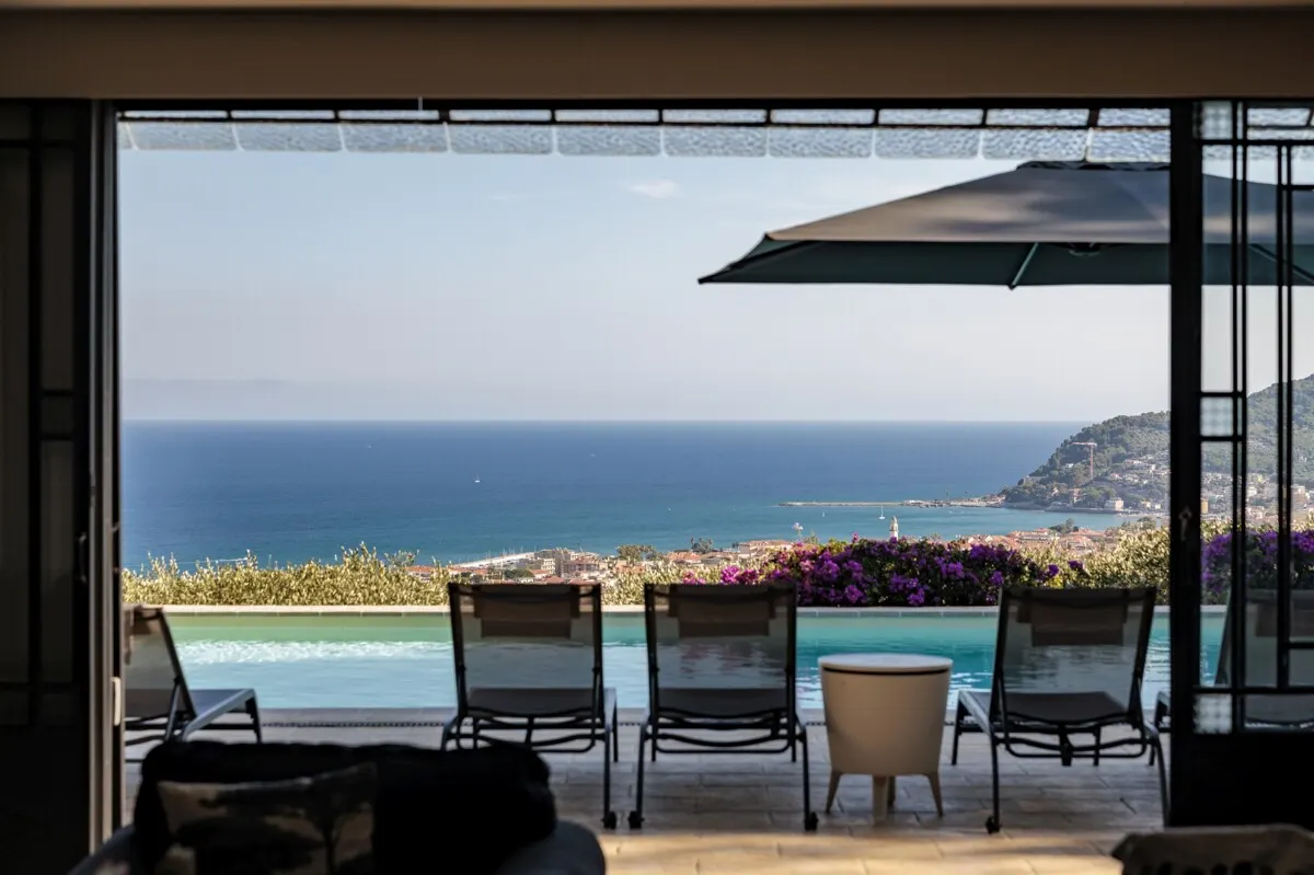 Elegante Villa mit Pool, privatem Olivenhain und atemberaubendem Meerblick