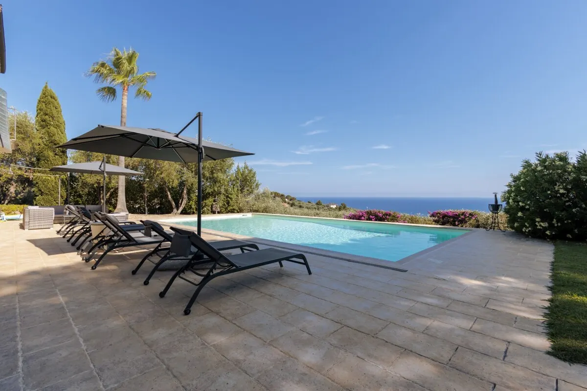 Elegante Villa mit Pool, privatem Olivenhain und atemberaubendem Meerblick