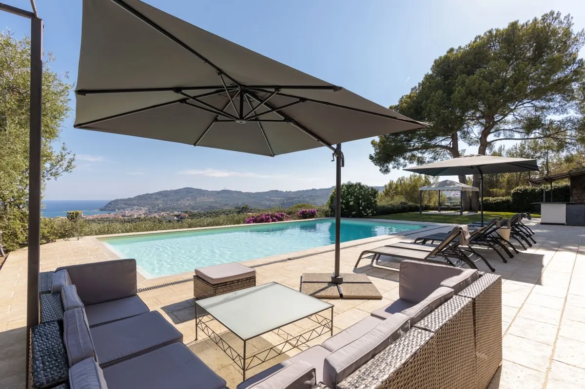 Elegante Villa mit Pool, privatem Olivenhain und atemberaubendem Meerblick