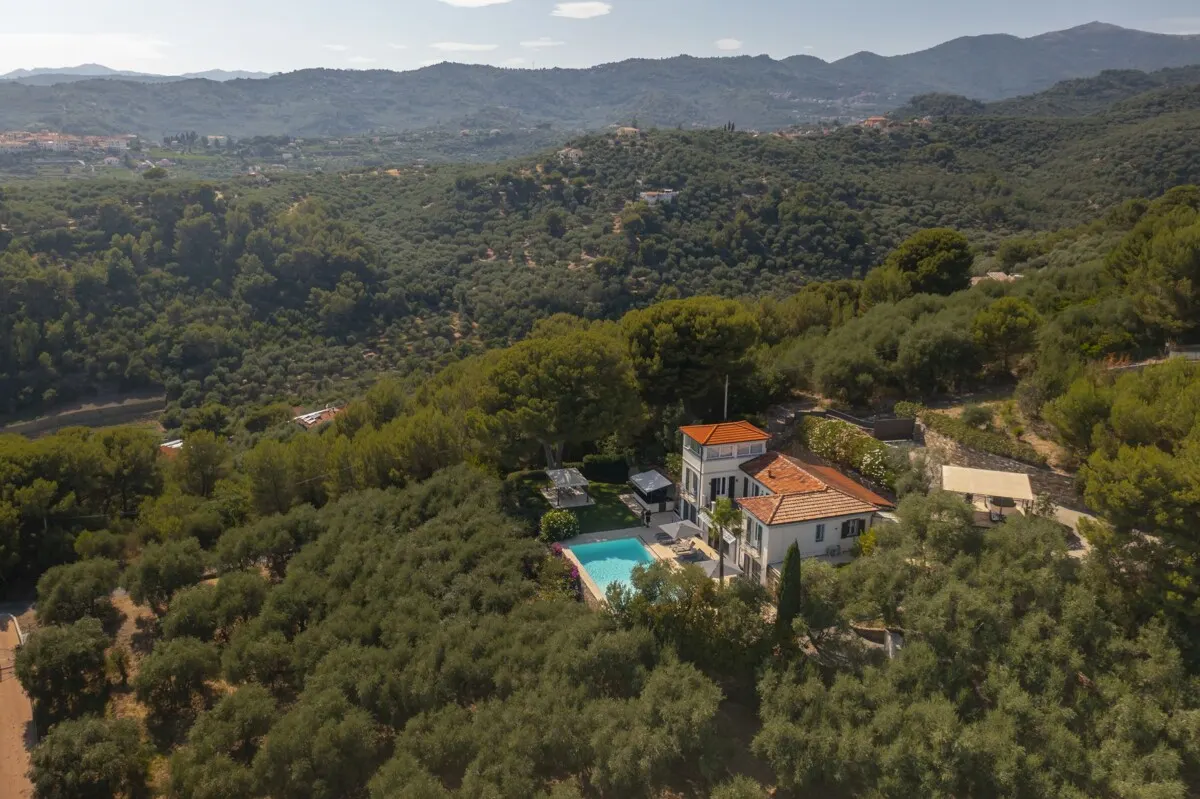 Elegante Villa mit Pool, privatem Olivenhain und atemberaubendem Meerblick