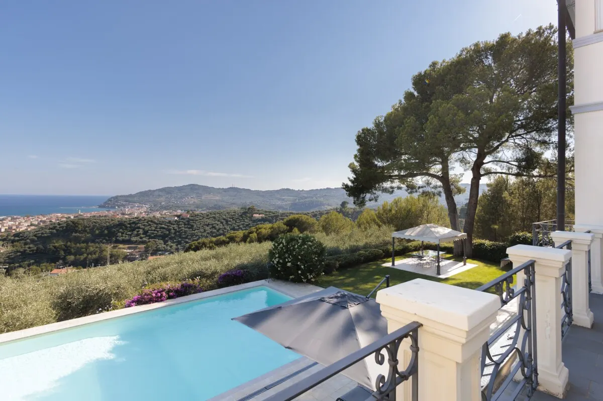Elegante Villa mit Pool, privatem Olivenhain und atemberaubendem Meerblick
