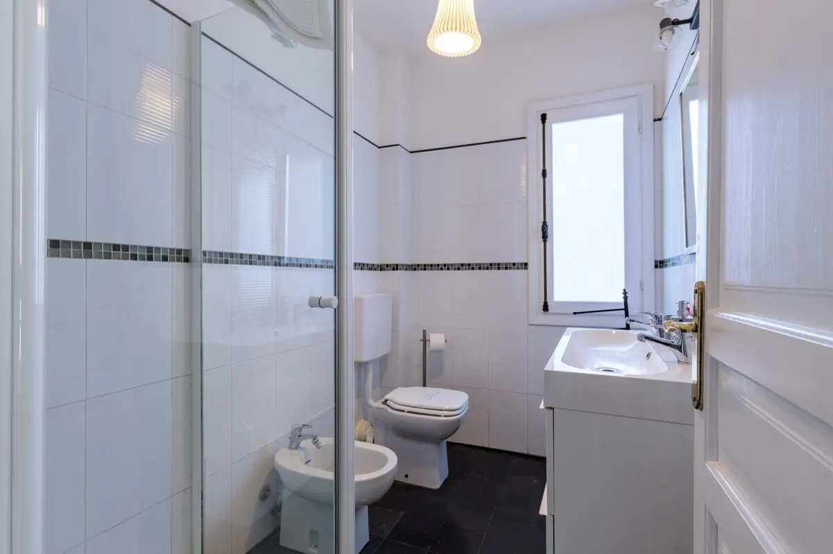 Elegante Villa mit Pool, privatem Olivenhain und atemberaubendem Meerblick