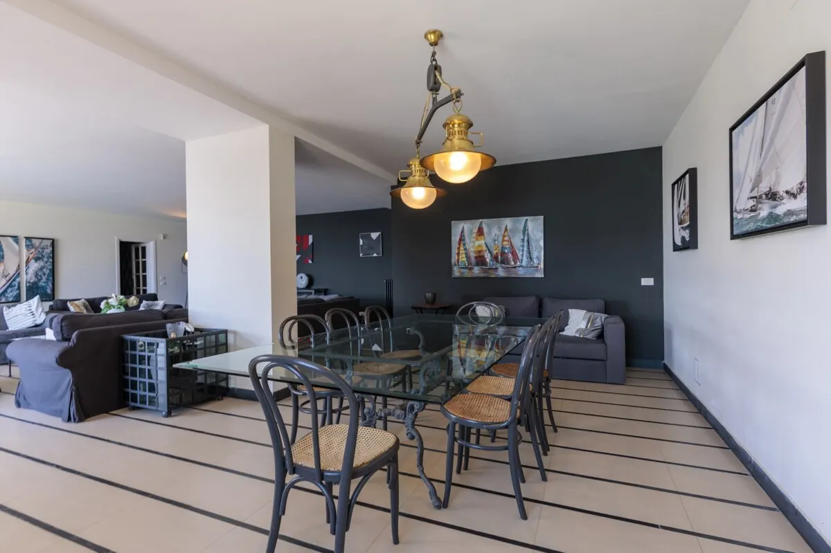 Elegante Villa mit Pool, privatem Olivenhain und atemberaubendem Meerblick