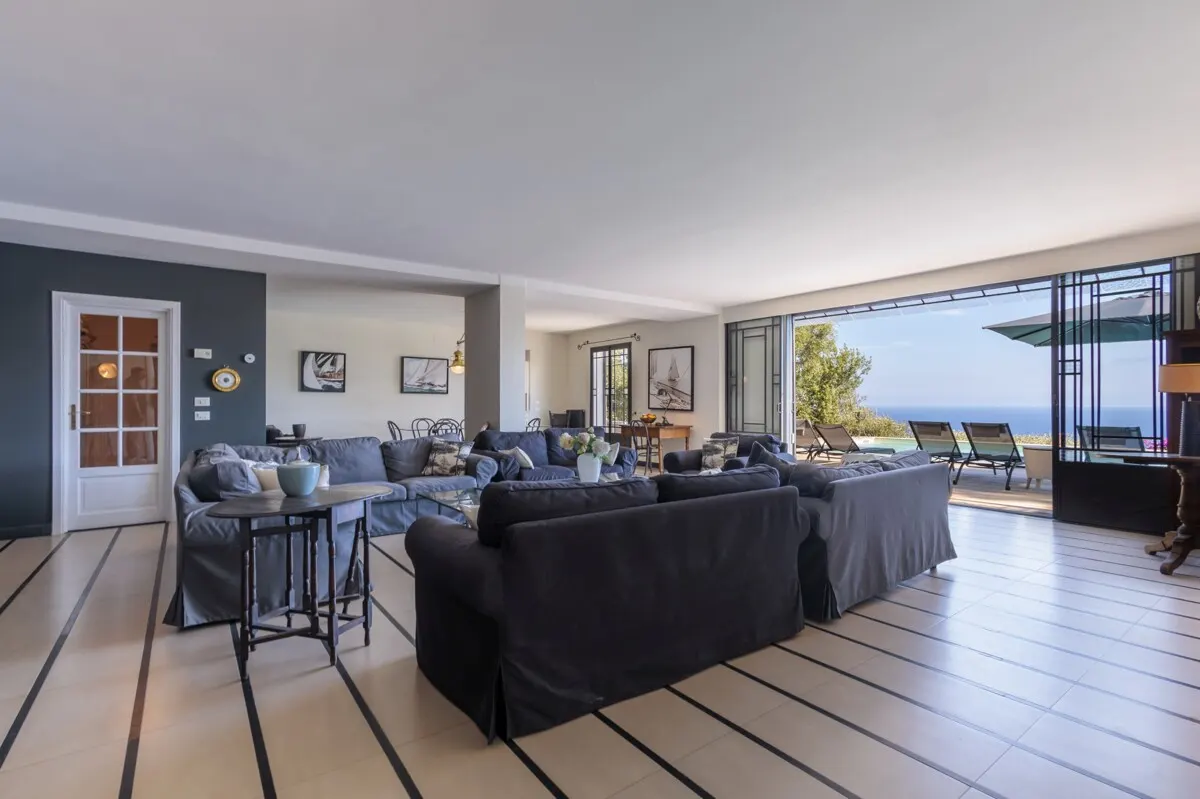 Elegante Villa mit Pool, privatem Olivenhain und atemberaubendem Meerblick