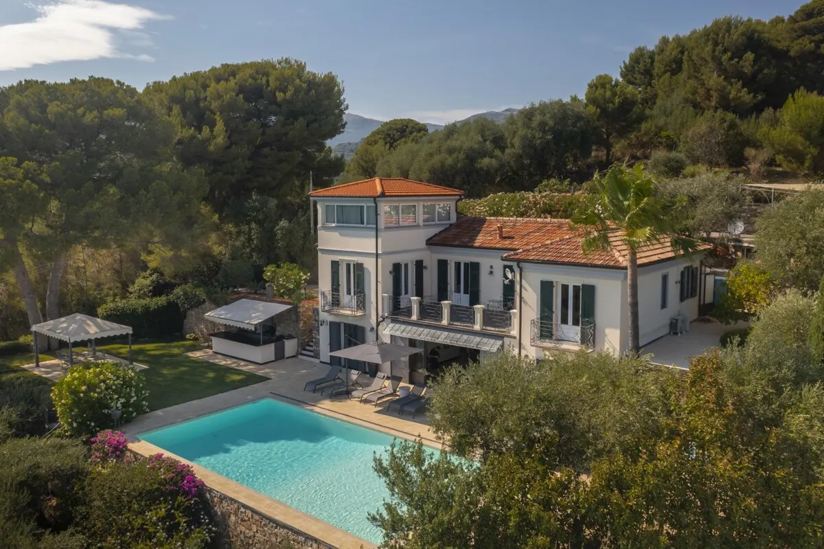Elegante Villa mit Pool, privatem Olivenhain und atemberaubendem Meerblick