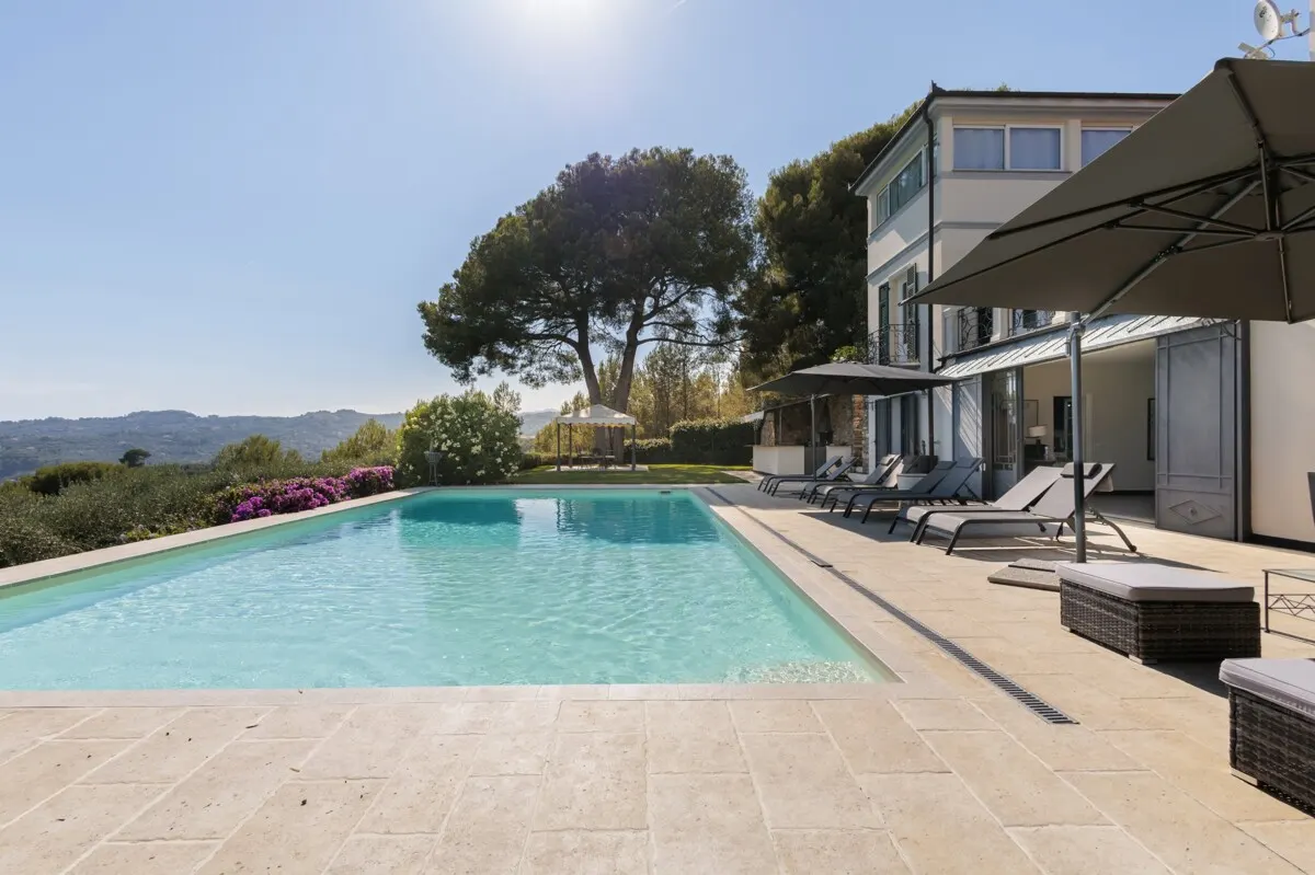 Elegante Villa mit Pool, privatem Olivenhain und atemberaubendem Meerblick