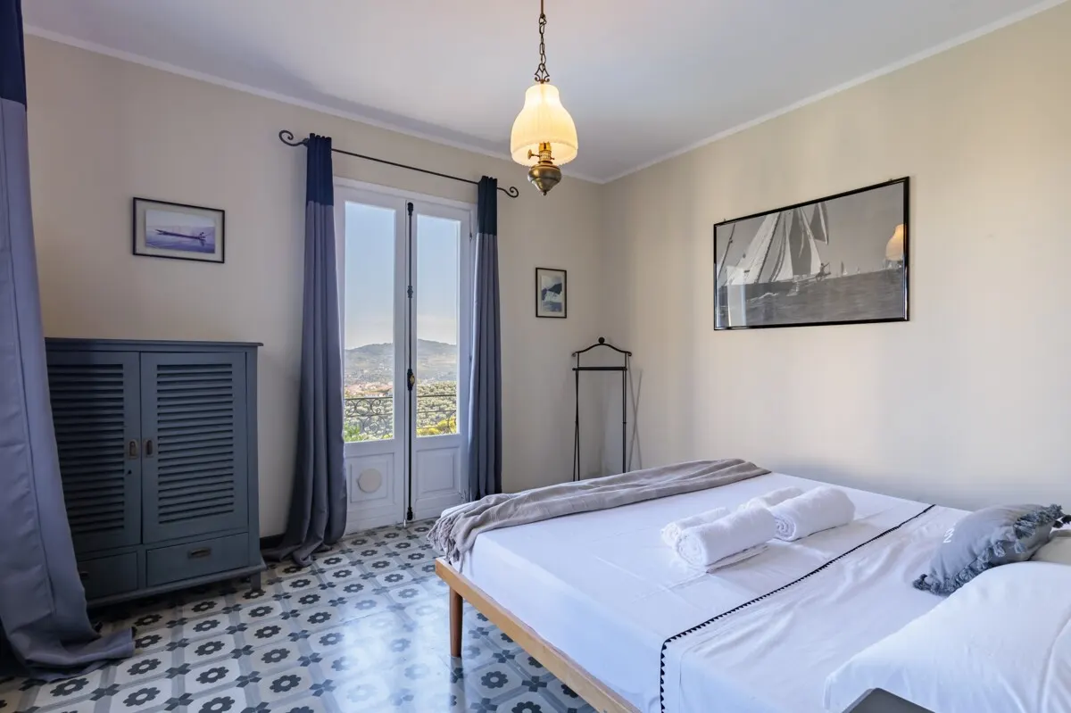 Elegante Villa mit Pool, privatem Olivenhain und atemberaubendem Meerblick