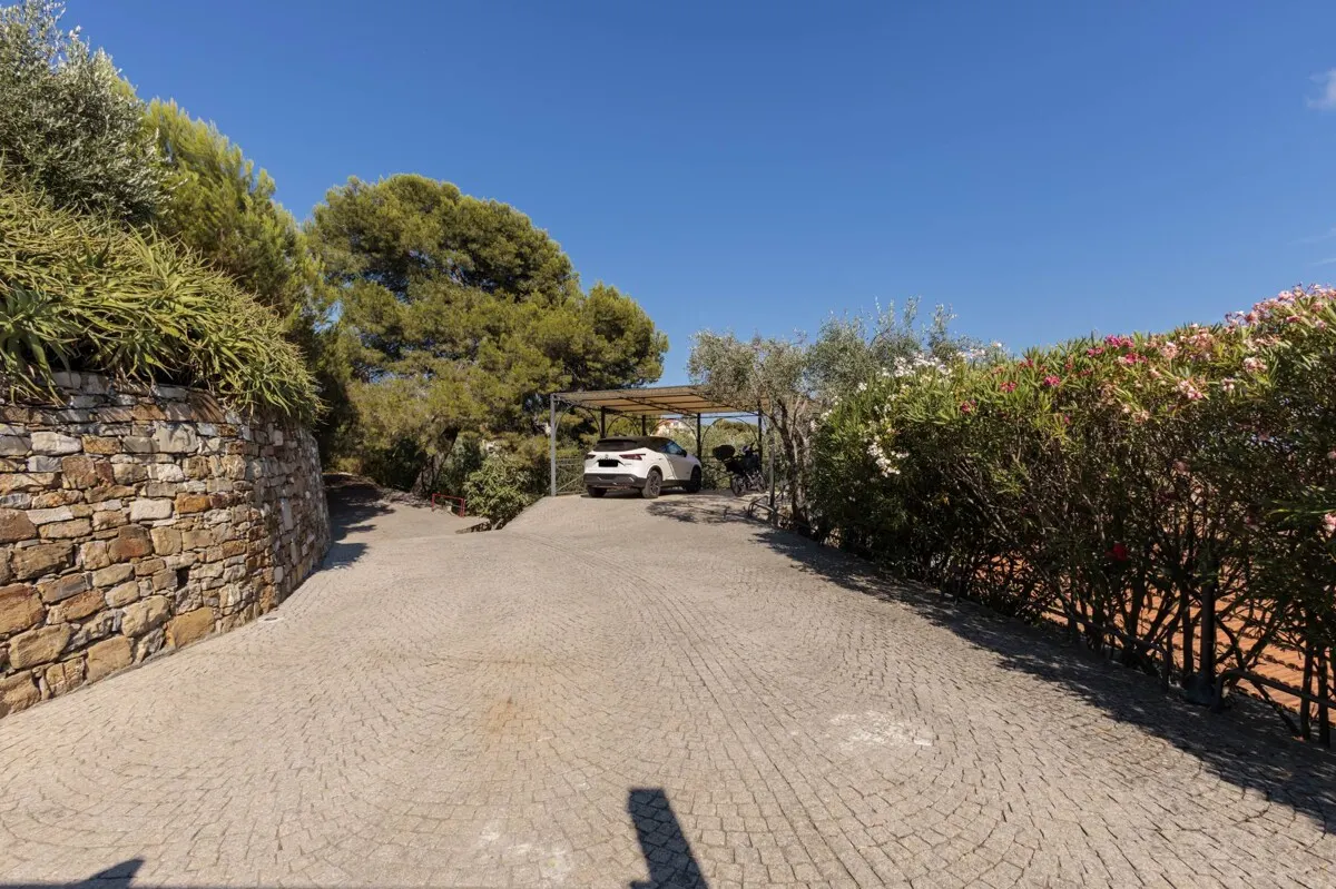 Elegante Villa mit Pool, privatem Olivenhain und atemberaubendem Meerblick