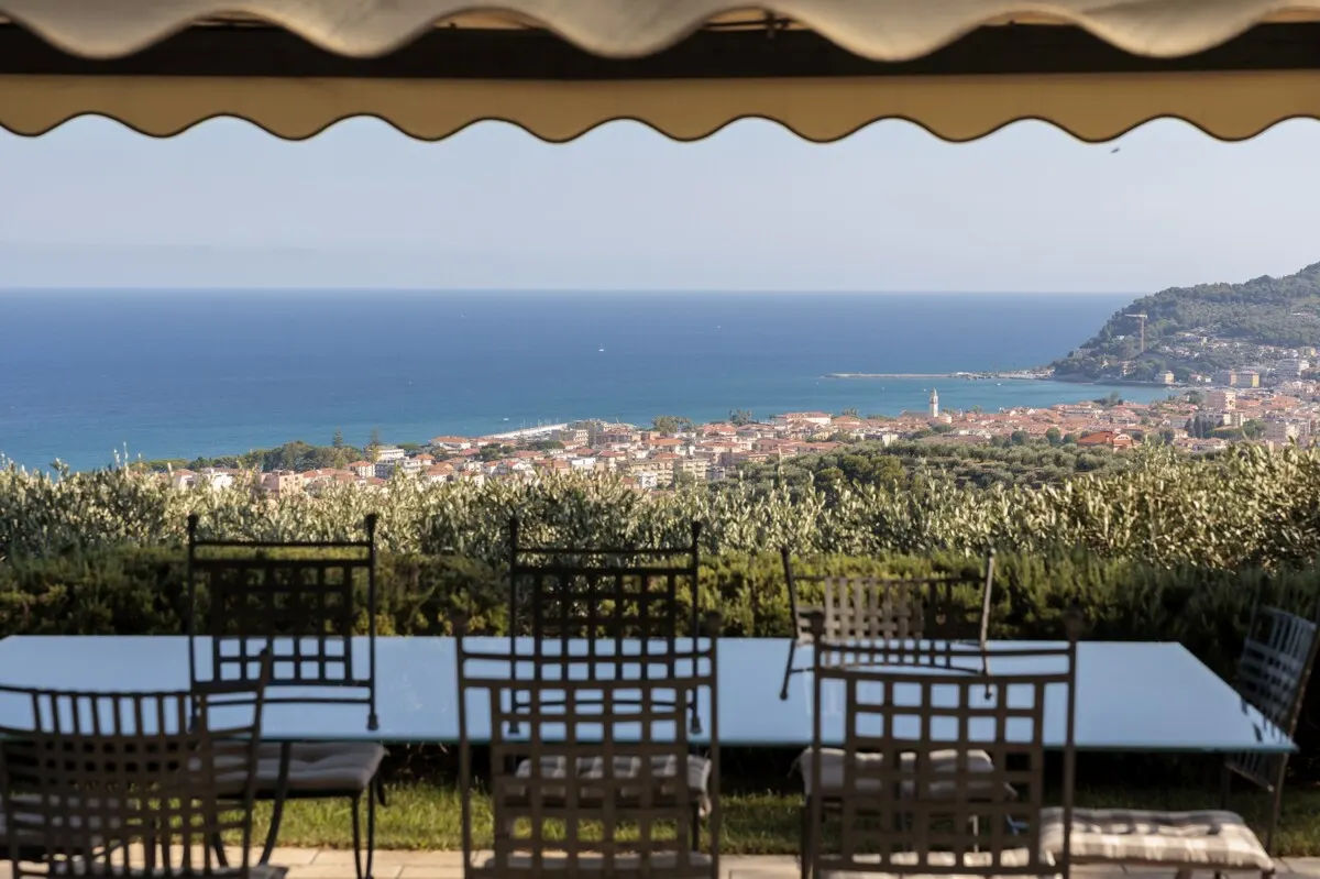 Elegante Villa mit Pool, privatem Olivenhain und atemberaubendem Meerblick 3
