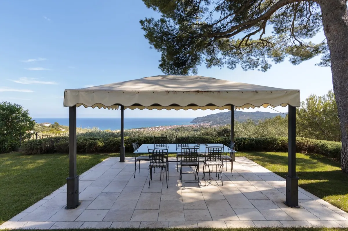 Elegante Villa mit Pool, privatem Olivenhain und atemberaubendem Meerblick