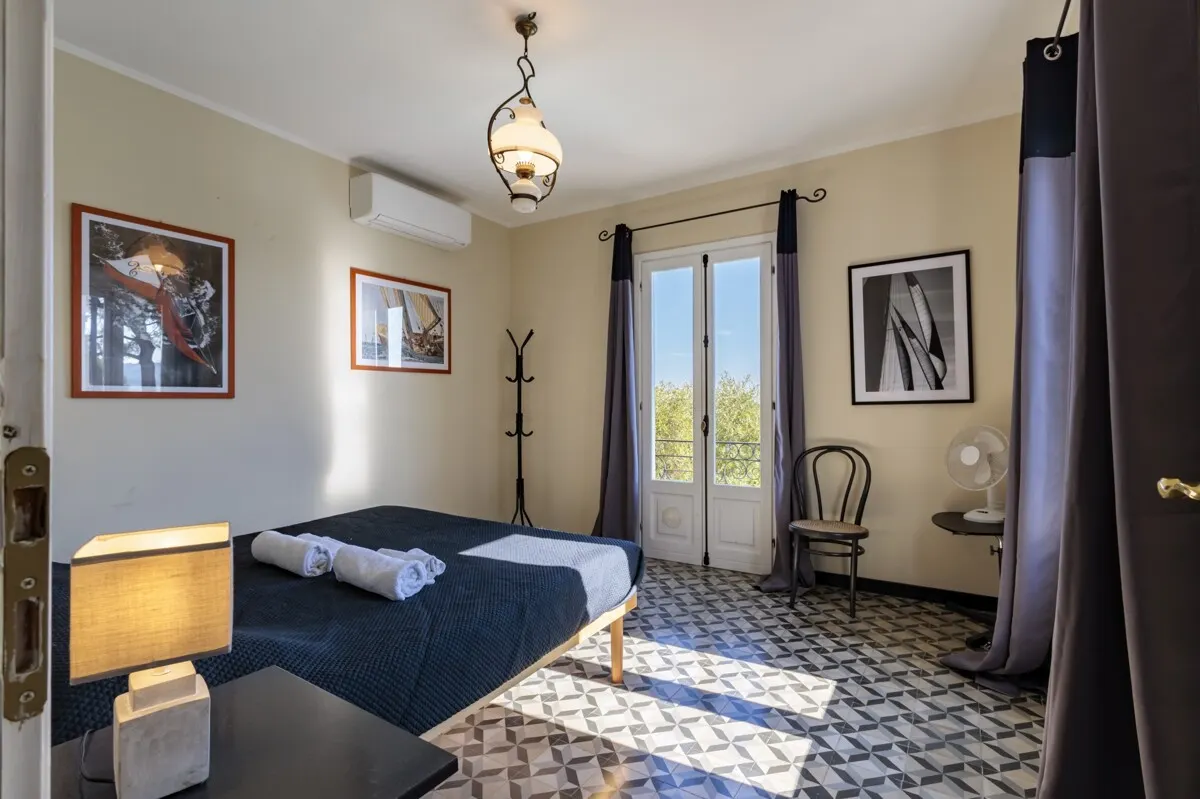 Elegante Villa mit Pool, privatem Olivenhain und atemberaubendem Meerblick