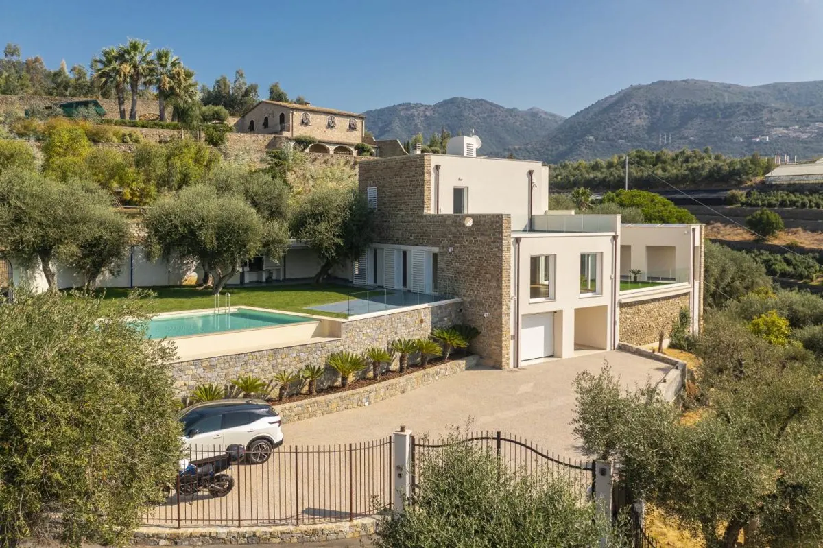 Spektakuläre moderne Villa mit wunderschönem Privatpool & eindrucksvollem Panoramablick 2