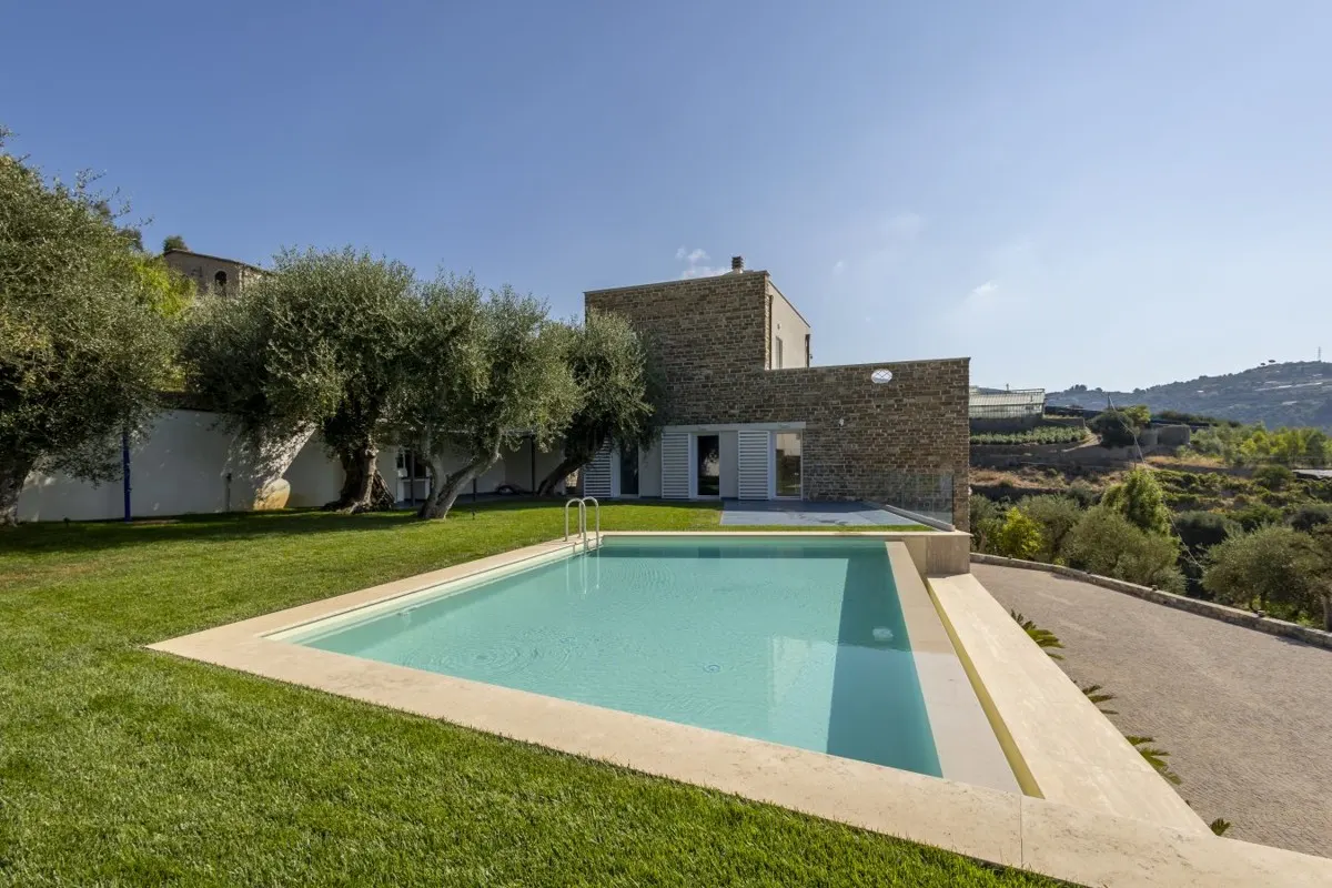 Spektakuläre moderne Villa mit wunderschönem Privatpool & eindrucksvollem Panoramablick 1