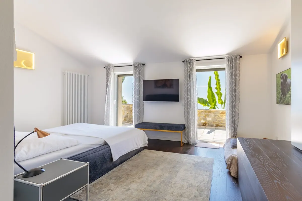 Beeindruckende Designer Villa mit Infinity Pool und Panoramablick in Cipressa