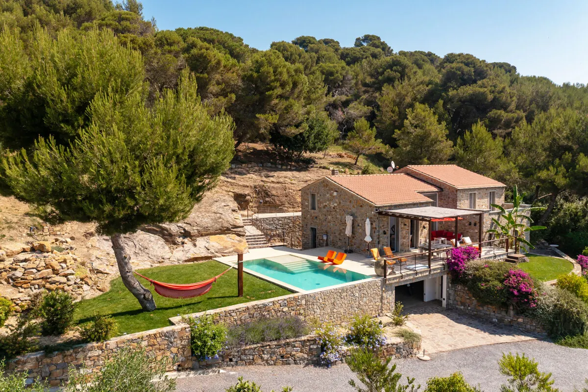 Beeindruckende Designer Villa mit Infinity Pool und Panoramablick in Cipressa 2