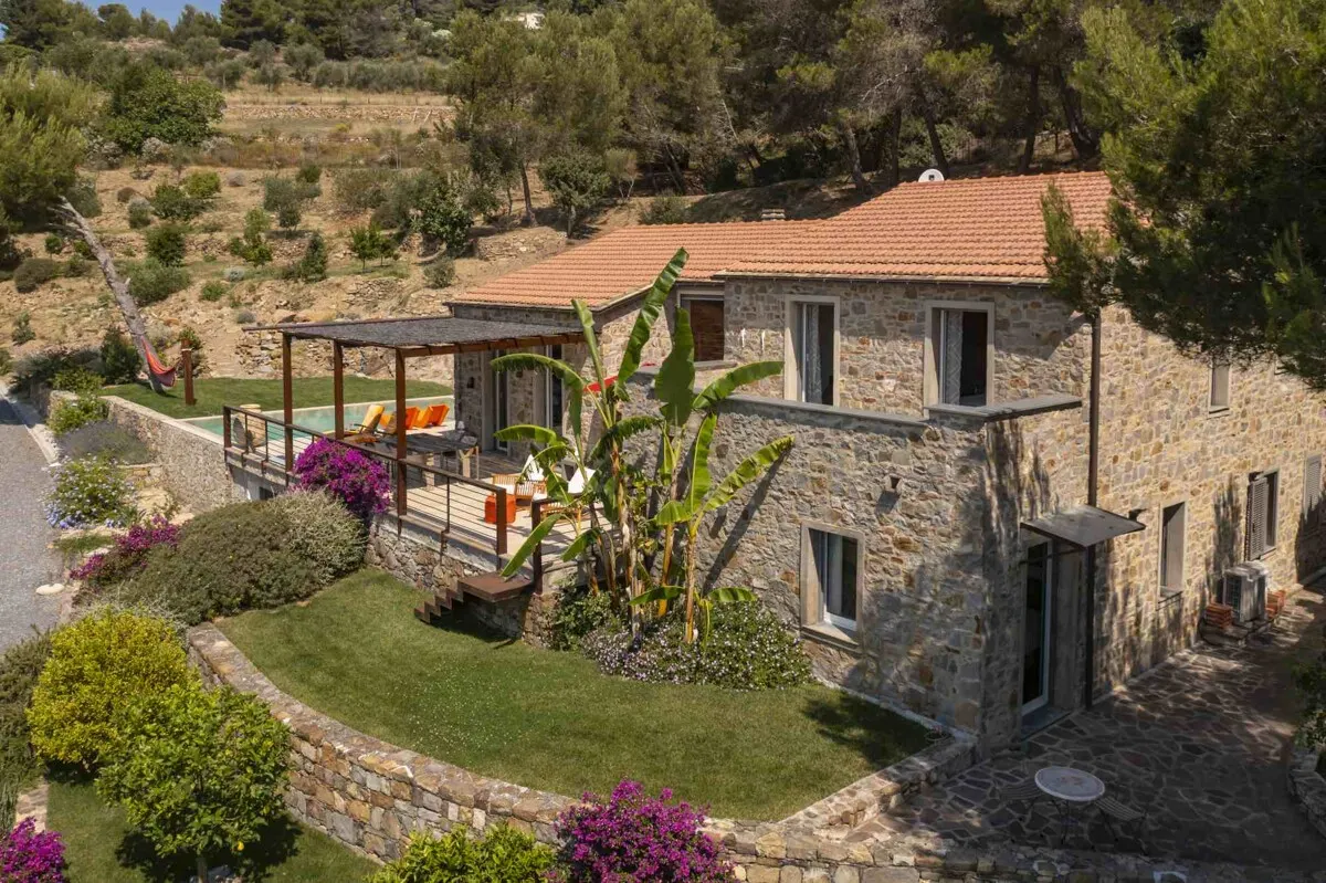 Beeindruckende Designer Villa mit Infinity Pool und Panoramablick in Cipressa