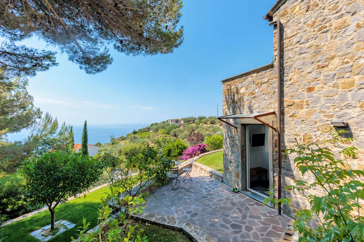 Beeindruckende Designer Villa mit Infinity Pool und Panoramablick in Cipressa 3
