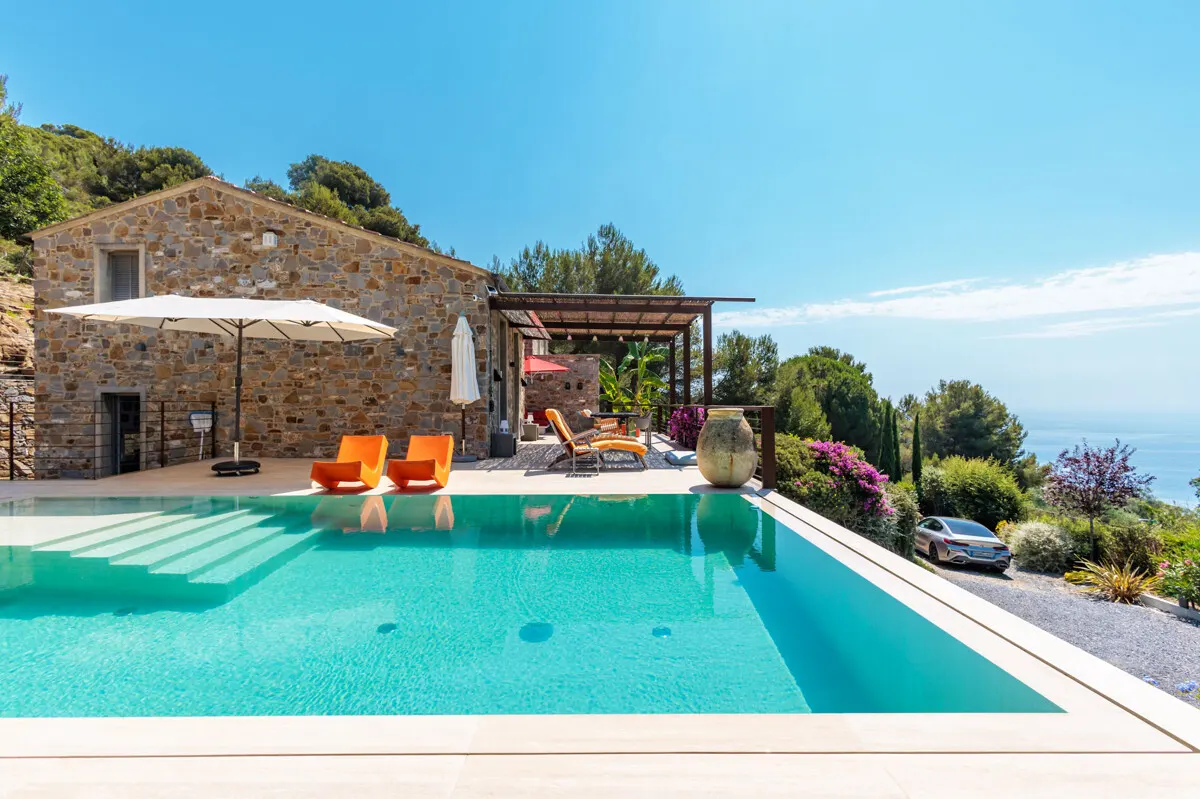Beeindruckende Designer Villa mit Infinity Pool und Panoramablick in Cipressa