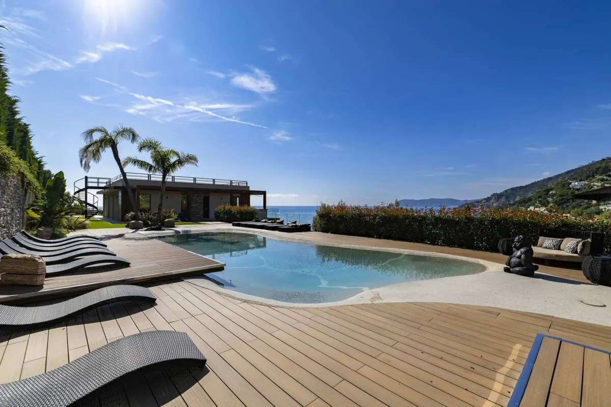 Luxuriöse Villa mit herrlichem Blick auf das Meer & die malerische Insel Gallinara