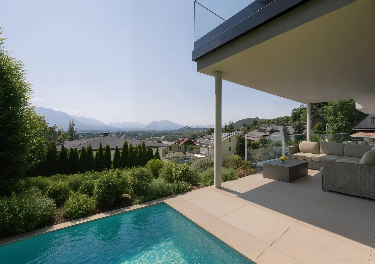 AIGENArt – Outdoor-Pool mit Terrasse und Bergblick