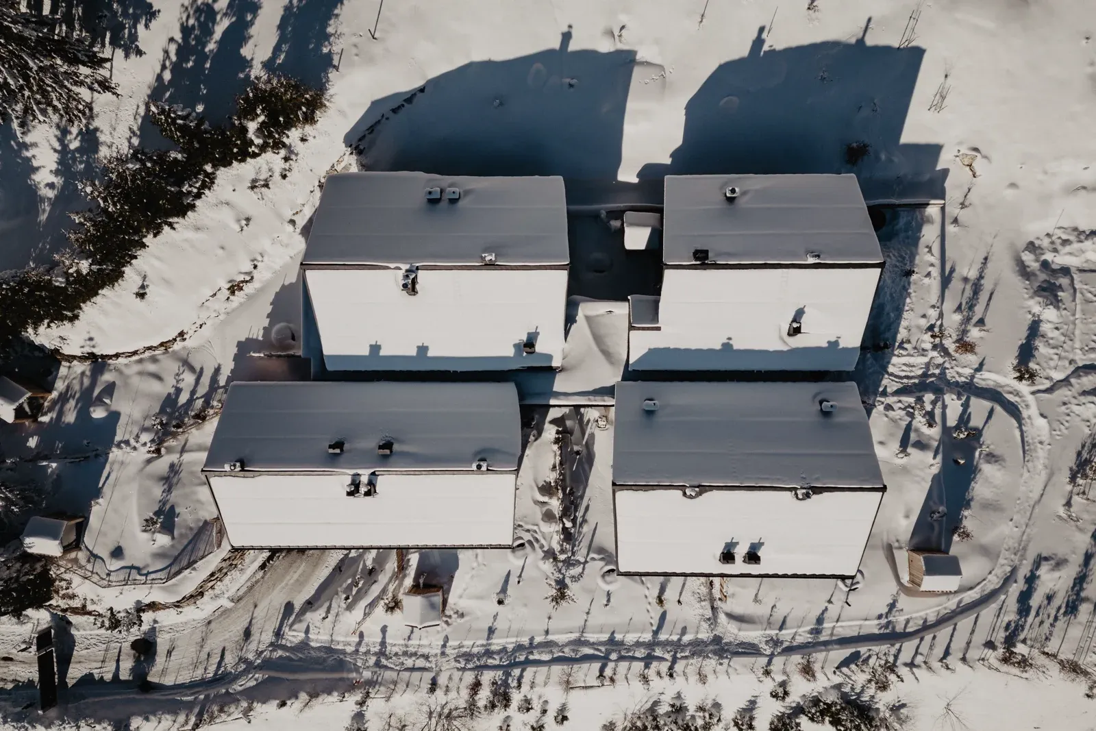 Birgkar Mountain Hideaway aus der Vogelperspektive – verschneiter Lageplan der Lodges