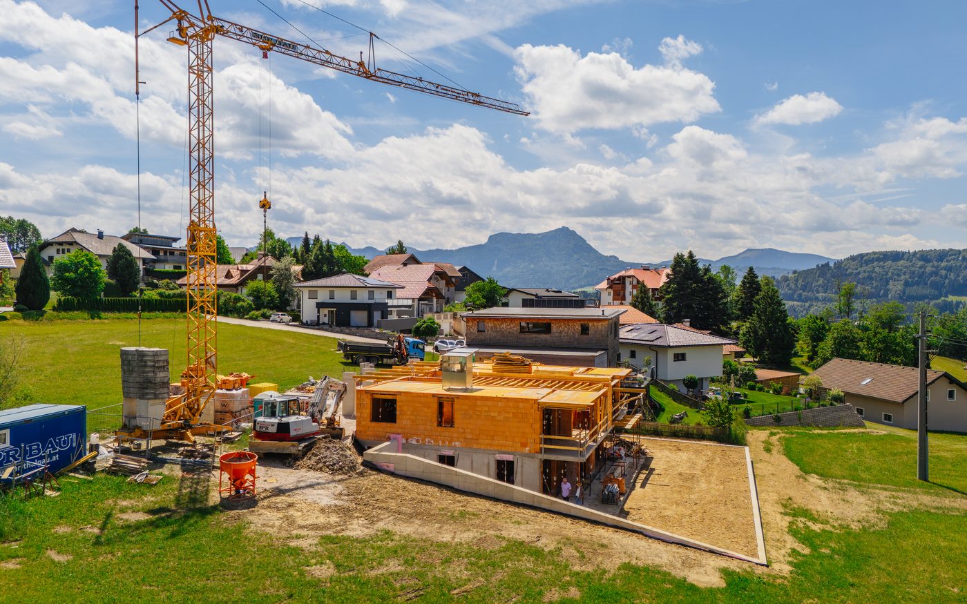 Rohbau Exlberg 9 im Ortsbild von Tiefgraben bei Mondsee