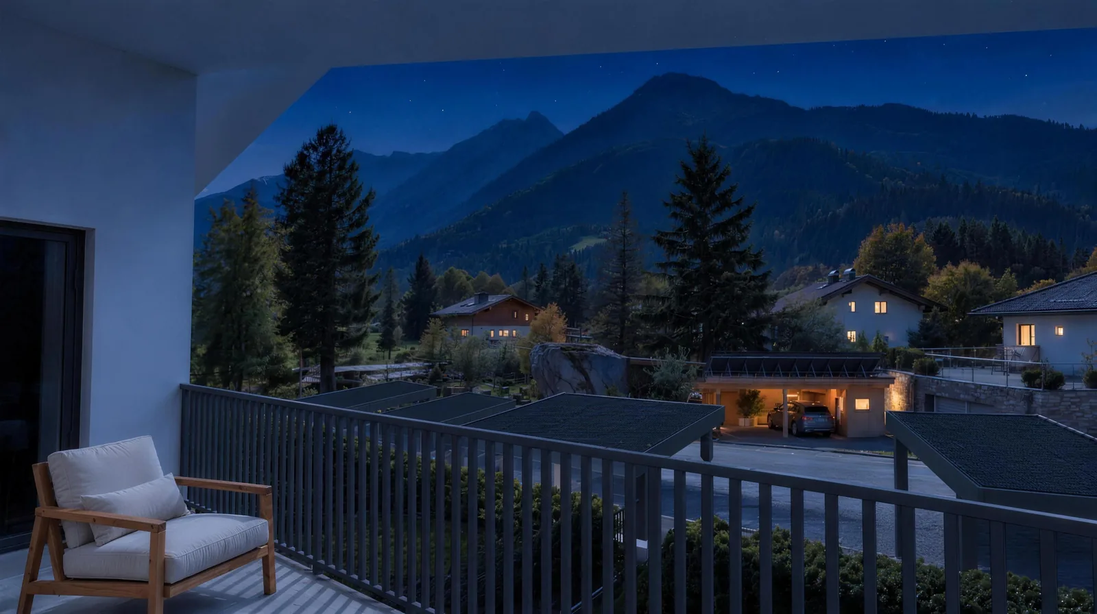 Balkon der Dachgeschosswohnung am Abend